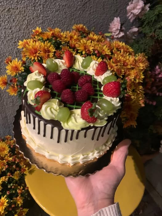Tort ze świeżymi owocami z Cukierni Lukrecja